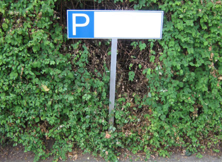 Parkplatzreservierer mit Stahlspieß, Text und Logo nach Wunsch