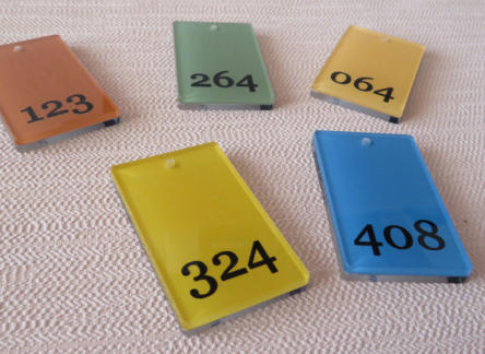 Plexiglas-Schlüsselanhänger mit verschiedenen Grundfarben und Numerierung