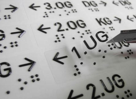 transparente UV-Brailleaufkleber zum Ergänzen vorhandener Schilder