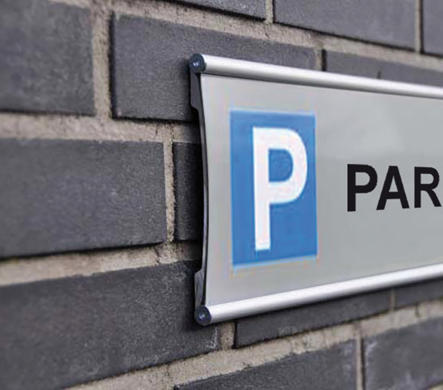Parkplatzschild mit Wechselprofil zur Wandmontage