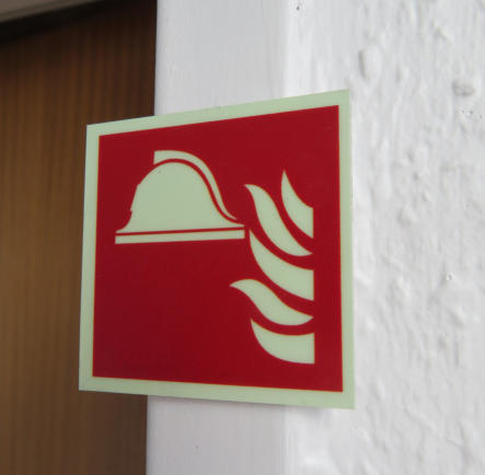 magnetisiertes Brandschutzschild zum Anhaften an Türrahmen